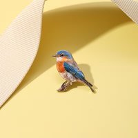 Broche de esmalte realista de pájaro azul en rama, broche de pájaro silvestre