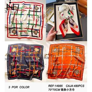 Écharpe carrée petite à chaîne 70x70 cm, imprimé tendance, accessoire pour femme - Product Image 3