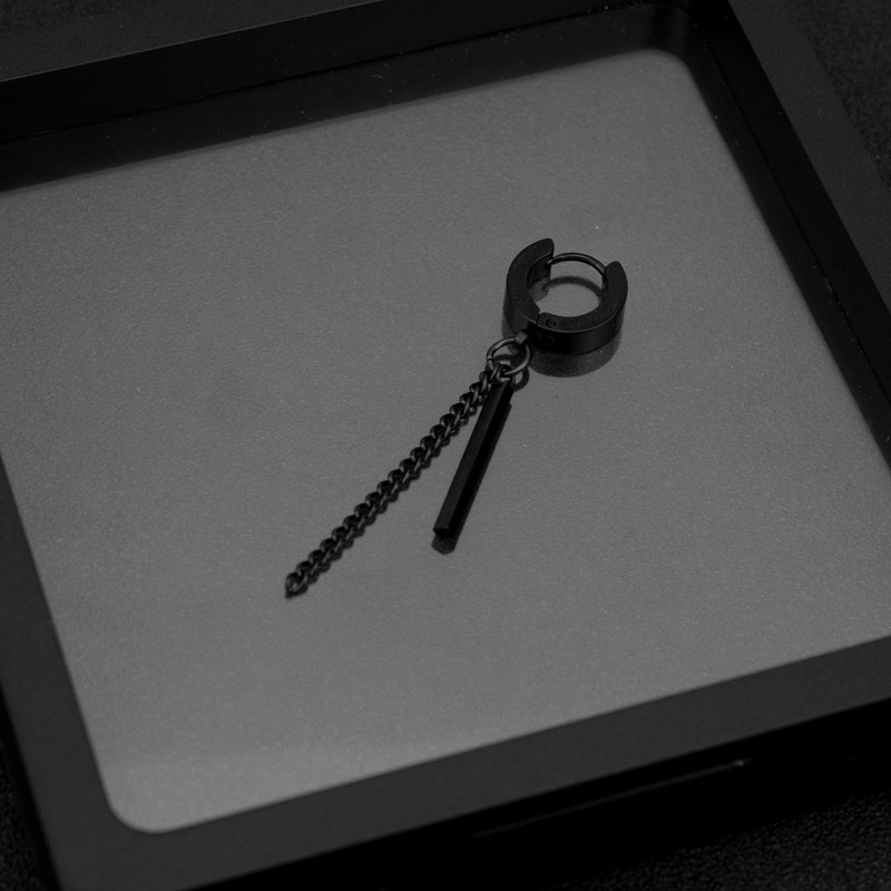 E026-S2 (Une boucle d'oreille sans trou d'oreille)