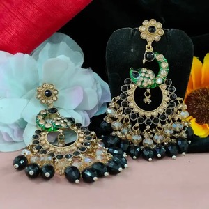 Kundan chandbalis แบบดั้งเดิมที่สวยงามด้วยลวดลายนกยูงและไข่มุกลดลงต่างหูชาติพันธุ์ที่สง่างามสำหรับงานแต่งงานและงานรื่นเริง - Product Image 4