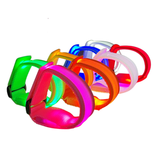 Nouveautés 2026 : Bracelets LED au design innovant avec 7 couleurs lumineuses clignotantes, synchronisées à la musique, pour concerts - Product Image 1