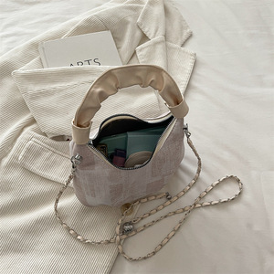 Borsa a tracolla da donna in PU con cerniera e dettaglio catena, design di nicchia, colore unico, moda stagionale per l'estate 2026, porta carte d'identità - Product Image 4