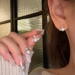Pendientes Vivienne <span class=keywords><strong>Balbina</strong></span> Mini Saturn con Perla Plana Individual, Joyería Exquisita con Forma de Planeta, Electrochapados para Mujer - Product Image 2