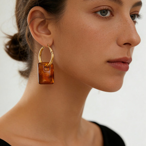 Pendientes de Aro Geométricos de Resina con Etiqueta Cuadrada Hueca, Chapados en Oro de 18k, Acero Inoxidable, para Uso Diario - Product Image 1