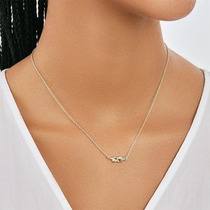 Collar Minimalista CANNER de Plata de Ley 925 con Etiqueta Personalizada, Collar con Colgante de Nudo de Amor en Oro de 18k, Diseño de Figura del Ocho - Product Image 6