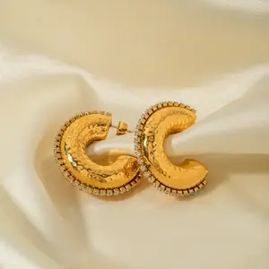 Alla moda in acciaio inossidabile placcato oro Chunky forma C orecchini a cerchio martello Texture orecchini a cerchio con zircone cubico