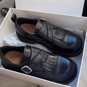 รองเท้าแฟชั่นผู้หญิงแบบสวมสบาย รุ่นใหม่ปี 2026 สไตล์เรโทร หัวกลม แต่งพู่ สายรัดหัวเข็มขัด หนังสีดำ - Product Image 3