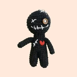 Bambola di Crochet Nera Malefica Personalizzata con Cuore Rosso, Portachiavi Fatto <span class=keywords><strong>a</strong></span> Mano per Peluche Imbottiti - Product Image 4
