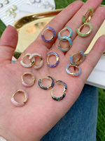 Boucles d'oreilles Huggie en nacre en plaqué or avec petits anneaux en nacre