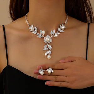 <span class=keywords><strong>Vente</strong></span> directe et <span class=keywords><strong>en</strong></span> gros <span class=keywords><strong>de</strong></span> bijoux transfrontaliers d'usine, colliers, boucles d'oreilles, ensembles deux pièces, fleurs, style europé<span class=keywords><strong>en</strong></span> et américain - Product Image 2