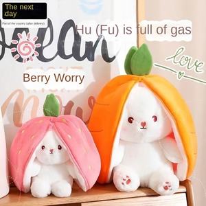 Peluches et coussins en gros : Lapin fraise transformable en petit lapin carotte, cadeau d'anniversaire, rembourrage en coton PP, sac en filet - Product Image 2