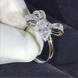 Anello da Donna con Fiocco e Zirconia Cubica Taglio Baguette, Stile Fiore Fatato, Gioiello alla Moda - Product Image 3