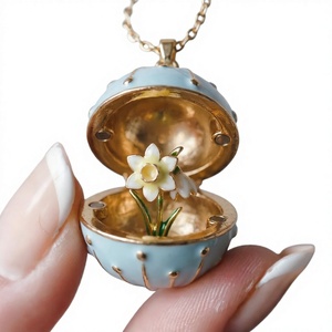 Collar con colgante de medallón de flor y huevo, dije esmaltado con cadena de eslabones, para regalo, que se abre y cierra - Product Image 3