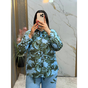 Elegante conjunto de dos piezas con estampado floral, camisa abotonada y pantalones anchos para uso casual de verano. - Product Image 2