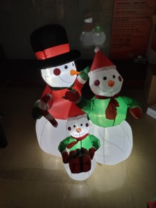 Decoración Navideña Inflable Iluminada, Familia de Muñecos de Nieve con Regalo y Bastón de Caramelo - Product Image 5