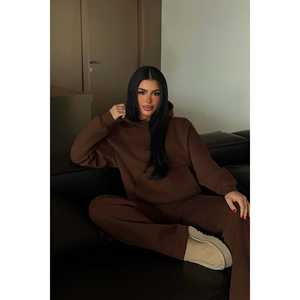 Ensemble de survêtement à capuche marron foncé, confortable et respirant, avec design réfléchissant, logo personnalisé, motif uni, saison hivernale - Product Image 4