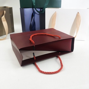 Bolsas de Regalo Grandes y Resistentes de Papel Blanco para Toda Ocasión, Bolsas de Regalo con Asas Impresas en Flexografía de Estilo Clásico - Product Image 3