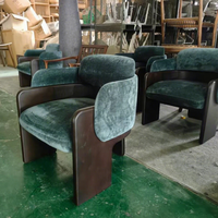 Fauteuil d'appoint personnalisable en bois massif, rembourré en tissu avec coussin épais, idéal pour salon moderne, hôtel, villa, ou espace détente.