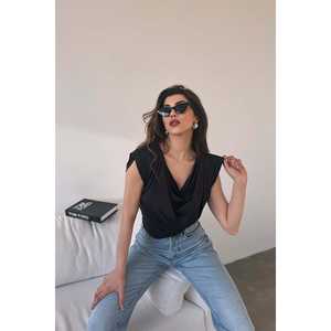 เสื้อกล้ามถักคอวีสีดำ เสื้อแขนกุดเสริมฟองน้ำสำหรับผู้หญิง - Product Image 1