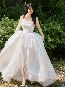 Robe de mariée légère de style français, Robe de mariée sans bretelles en dentelle pour extérieur, Robe de mariée en satin à traîne, Robe de cérémonie blanche - Product Image 1