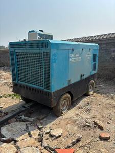 Compresseur d'air à vis portable d'<span class=keywords><strong>occasion</strong></span> 162 kW, moteur diesel CAT, machine lubrifiée - Product Image 2