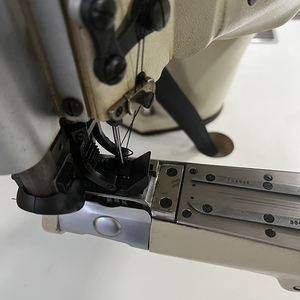 <span class=keywords><strong>Machine</strong></span> <span class=keywords><strong>à</strong></span> <span class=keywords><strong>coudre</strong></span> industrielle haute vitesse OREN <span class=keywords><strong>à</strong></span> 4 aiguilles et 6 fils, point noué, bras d'alimentation motorisé, pour imperméables, chemises et pantalons décontractés RN6300-D3 - Product Image 4