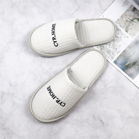 Chaussons jetables de luxe pour hôtel et spa, avec logo brodé personnalisé, semelle de 4 à 6 mm, taille sur mesure, pour chambre d'hôtes QINMU