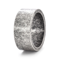 Retro-Herrenring aus matt gebürstetem 10 mm breitem Titanstahl – schlichtes und trendiges Herren-Handaccessoire für den neuesten Modetrend.