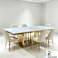 Table de mariage rectangulaire moderne en acier inoxydable doré avec plateau blanc et base à rayures verticales pour banquets, événements et réceptions