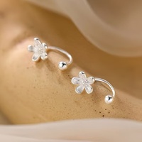 Anting-anting jepit bunga bertekstur halus perak tanpa tindik untuk wanita, cocok untuk kencan, pesta pernikahan, dan hadiah sehari-hari.