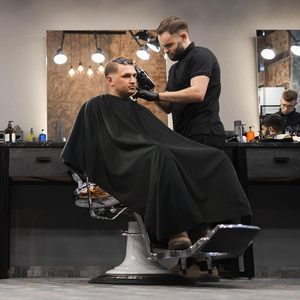 Capa de Peluquería Negra con Logotipo Personalizado al por Mayor, Capas de Barbero Impermeables de Alta Calidad para Adultos - Product Image 3