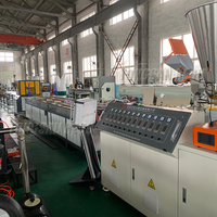 TONGSANHEGU Máquina de fabricación de postes de plástico reciclado para exteriores Plástico en relieve HDPE Madera WPC Cubierta/Extrusora de revestimiento