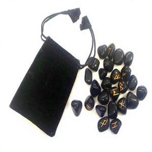 Juego de Runas Futhark de Ágata Negra Talladas a Mano con Piedras Preciosas Pulimentadas y Bolsa de Terciopelo - Metafísico y New Age - Product Image 1