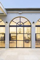 Ventana Francesa de Acero con Vidrio Templado, Diseño de Rejilla de Color Negro para Uso Exterior y en Cocina, Diseño Gráfico Insonorizado