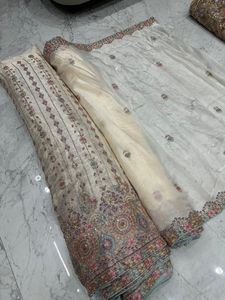 Tissu en soie de qualité supérieure, doux, lisse et luxueux, idéal pour les saris, les robes, les foulards, la mode de créateurs et la couture. - Product Image 4