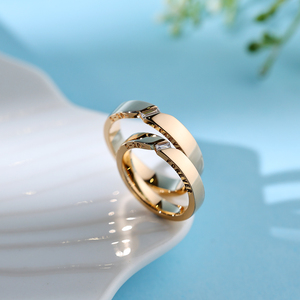 Bague de mariage de luxe faite à la main en or rose massif 18 carats avec diamant naturel taille baguette unique et gravure latérale, rhodiée, pour fêtes et Saint-Valentin - Product Image 3