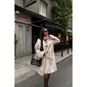 Abrigo de Gabardina Color Crema para Mujer, Cierre de Botones Cruzado, Estilo Casual Vintage, Relleno de Algodón, Detalle de Estampado Otoñal, Cinturón - Product Image 2