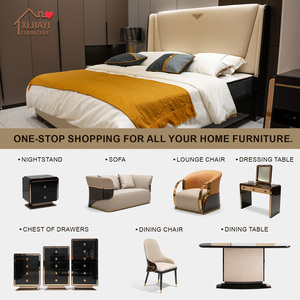 <span class=keywords><strong>Lit</strong></span> capitonné beige avec tête de <span class=keywords><strong>lit</strong></span> à volants ornée de logos |   Meubles de chambre à coucher King Size - Product Image 1