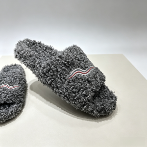 Chaussons d'intérieur haut de gamme pour femme à bout ouvert, à plateforme fourrée, avec broderie tricotée exquise et doublure chaude de créateur - Product Image 1