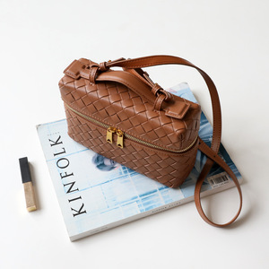 Bolso Bandolera Cuadrado Pequeño de Cuero Genuino Tejido a Mano con Cremallera y Correa Única para Mujer, Colección Verano 2024, 22cm, Estilo Urbano - Product Image 4