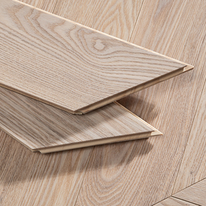 Parquet contrecollé Chevron 15 mm en frêne brossé multicouche de qualité AB, durable, facile à poser, avec système T&G, idéal pour salon - Product Image 1