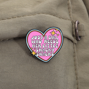 Solo una chica que necesita su pequeño Snacky Snacks, alfileres esmaltados, broche romántico de corazón rosa, insignia de solapa, regalos de joyería al por mayor - Product Image 3