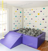 Salle de jeux pour enfants de couleur blanche personnalisée pour salle de sport bloc de mousse fosse à balles barre d'argent corde mur d'escalade intérieur mur d'escalade pour enfant rock