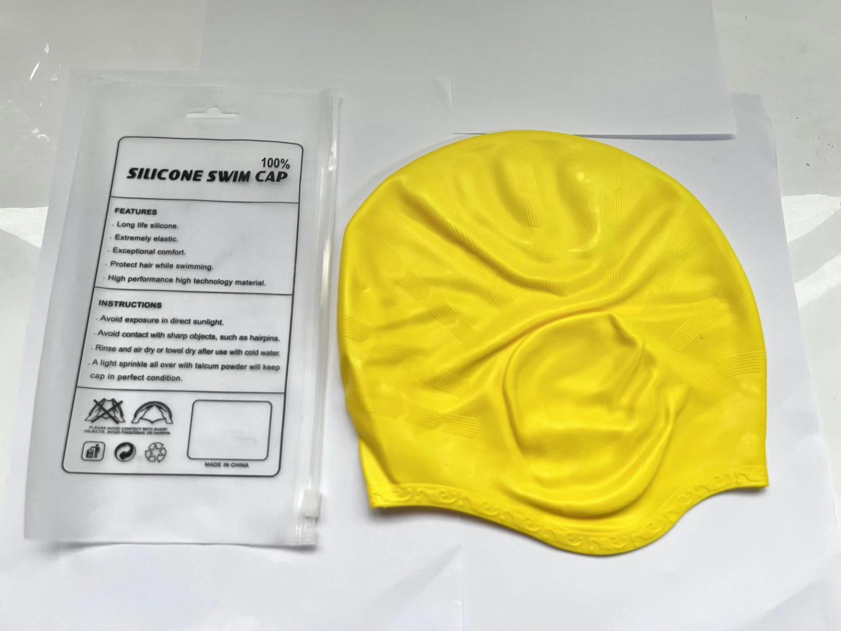 Sac zip-lock jaune couvrant les oreilles