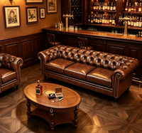Ensemble de meubles pour club de gentlemen en gros |   Canapé Chesterfield en PU brun foncé, table en bois sculpté, étagères de bar, salon personnalisé