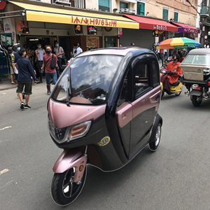 มอเตอร์ 1500 วัตต์ สกู๊ตเตอร์แบบมีห้องโดยสารปิด สำหรับ 2 ที่นั่ง พร้อมเบรกดิสก์หน้า และใบรับรอง EEC สกู๊ตเตอร์สำหรับในเมือง - Product Image 1