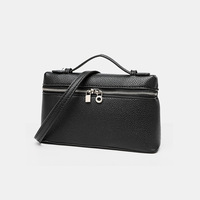 Sac bandoulière mini en cuir PU de luxe, minimaliste, avec fermeture éclair, pochette rigide pour le quotidien et les voyages, logo personnalisé, sangle réglable, étui de toilette