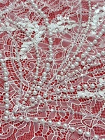 Tissu de luxe en dentelle à mailles festonnées, orné de perles verticales et de perles de culture, pour robes de mariée ajustées, de soirée et de cérémonie