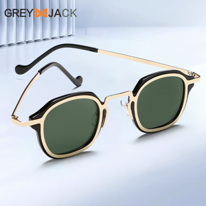 Lunettes de soleil carrées Grey Jack, monture noire et or, protection UV400, unisexe, verres TAC, style hybride en acier inoxydable et PC - Product Image 1