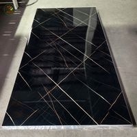 Facile à installer, vente chaude, feuille de marbre PVC moderne imperméable et résistante aux UV pour la décoration intérieure de villas et d'hôtels